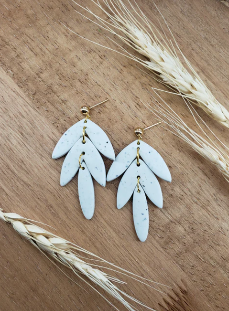 THREE TIER WHITE DANGLE