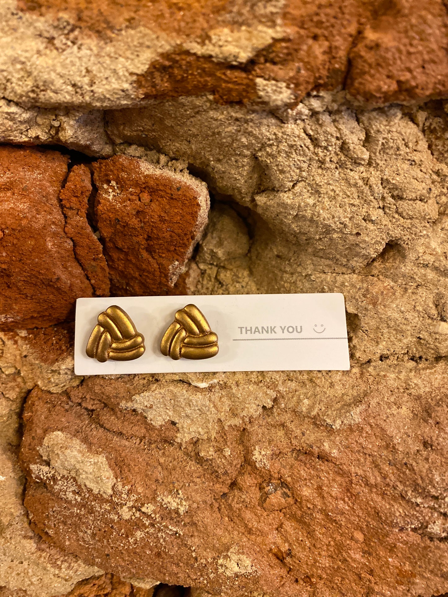 STUD GOLD WOVEN TRIANGLE