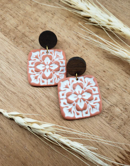 WOODEN CIRCLE OVER TERRACOTTA TILE - WHITE