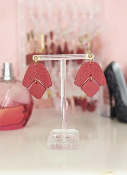 RED TEXTURED DANGLE ARCH OVER DIAMOND