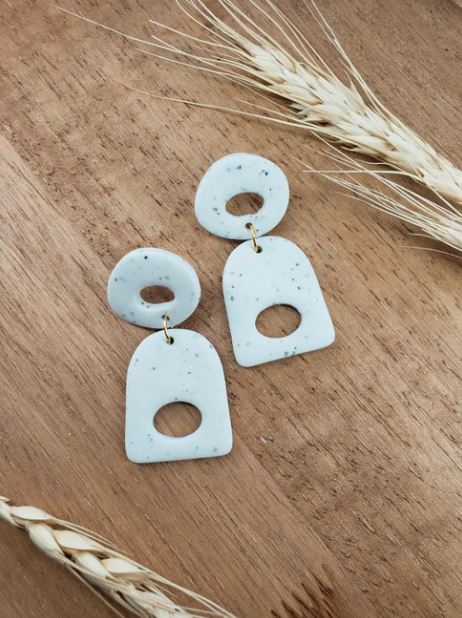 DANGLE WHITE  DONUT OVER SEMI- OVAL