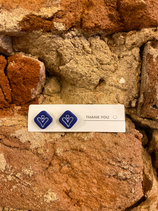 STUD BLUE SQUARE W WHITE